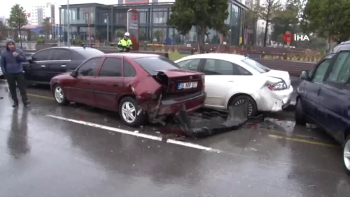 Samsun\'da Zincirleme Trafik Kazası: 4 Araç Birbirine Girdi