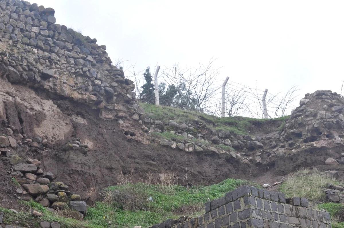 Şanlıurfa\'da Tarihi Kalenin Surları Yağışlara Dayanamadı