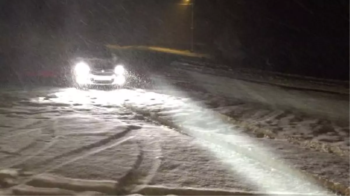 Şavşat-Ardahan Yolu Kar ve Tipiden Kapandı