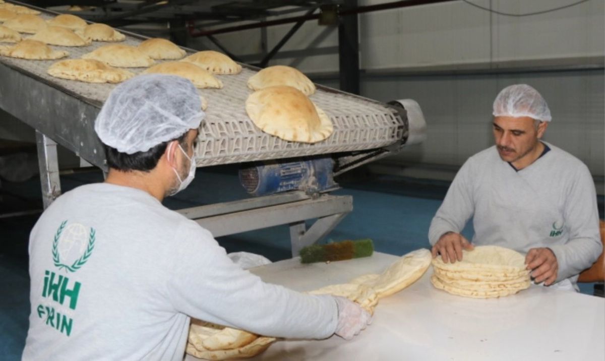 Suriye\'de Savaş Mağduru Ailelere 270 Milyon Ekmek