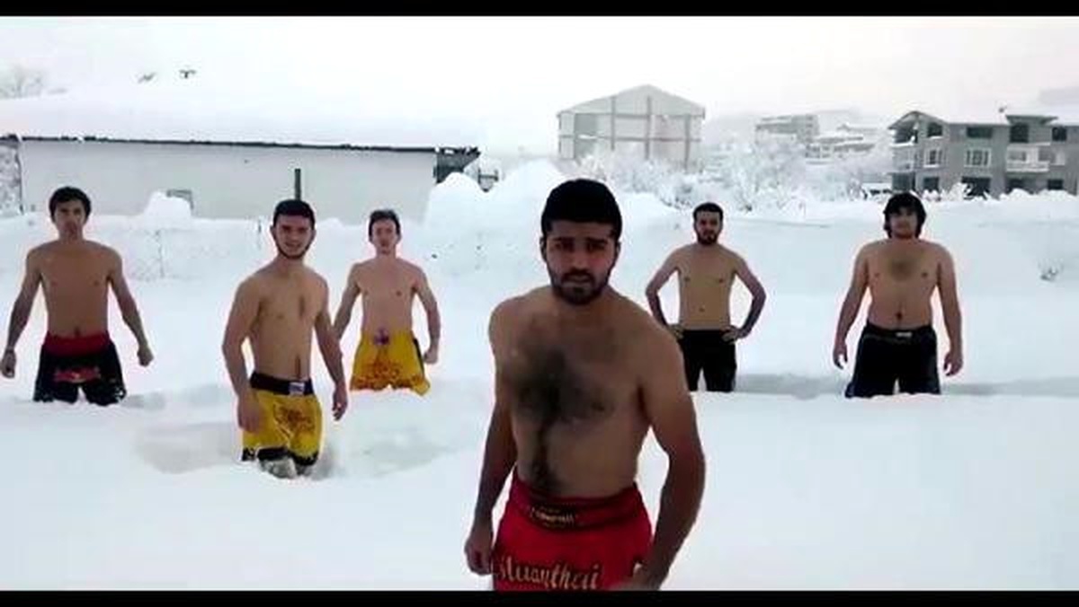 Üniversiteliler Yarım Metre Karda Soyundu