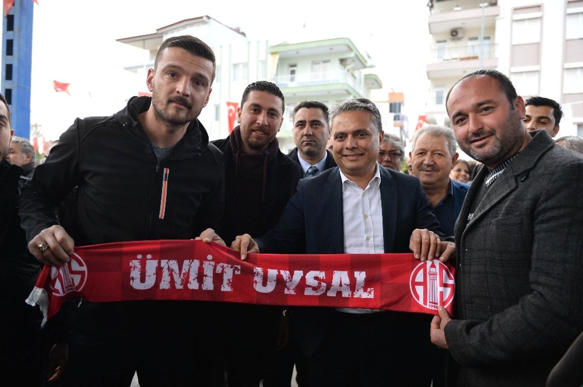 Uysal, Konuksever\'de Halk Gününe Katıldı