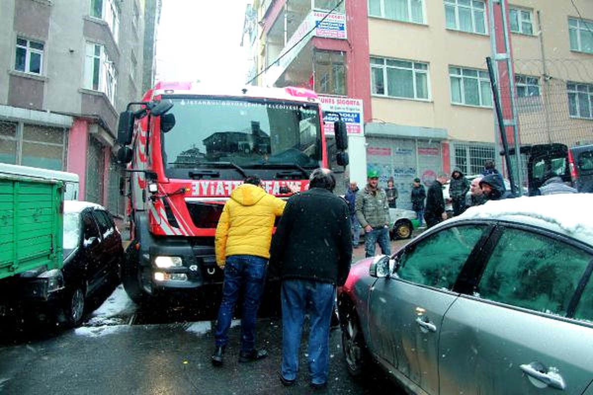 Yol Kenarına Park Eden Araçlar İtfaiyeye Geçit Vermedi