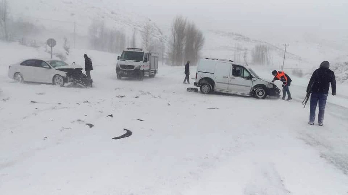 Yolda Kayan Araçlar Kafa Kafaya Çarpıştı: 4 Yaralı