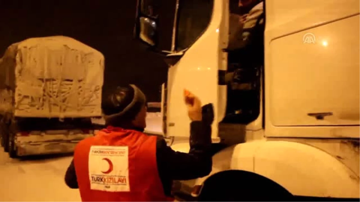 Yolda Mahsur Kalan Sürücülere Türk Kızılayından Kumanya