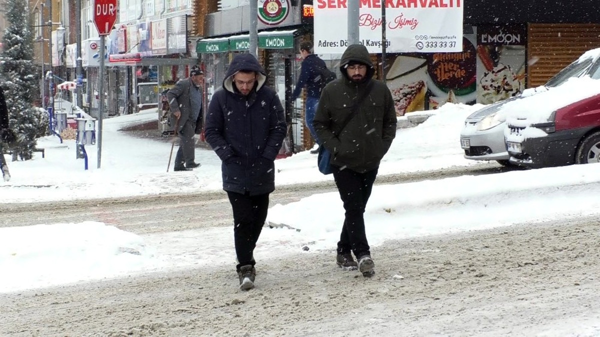 Yozgat\'ta Kar Yağışı ve Soğuk Hava Etkisini Sürdürüyor