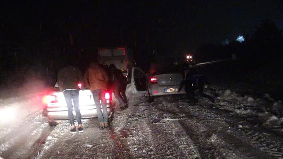 Zonguldak\'ta Kar 80 Köy Yolunu Ulaşıma Kapattı (3)