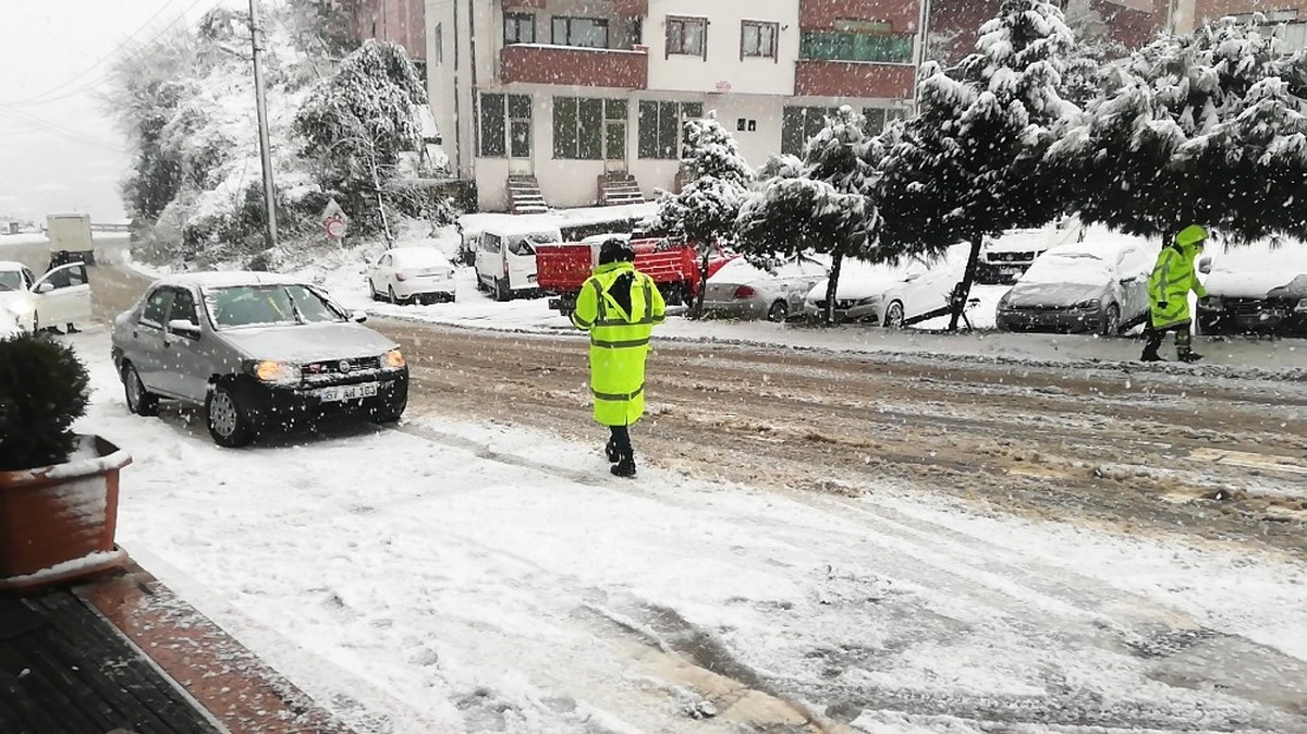 Zonguldak\'ta Kar Ulaşımı Aksattı, Metrelerce Araç Kuyruğu Oluştu