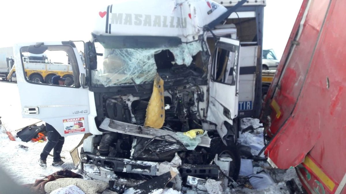 2 Tır Birbiriyle Çarpıştı: 1 Yaralı