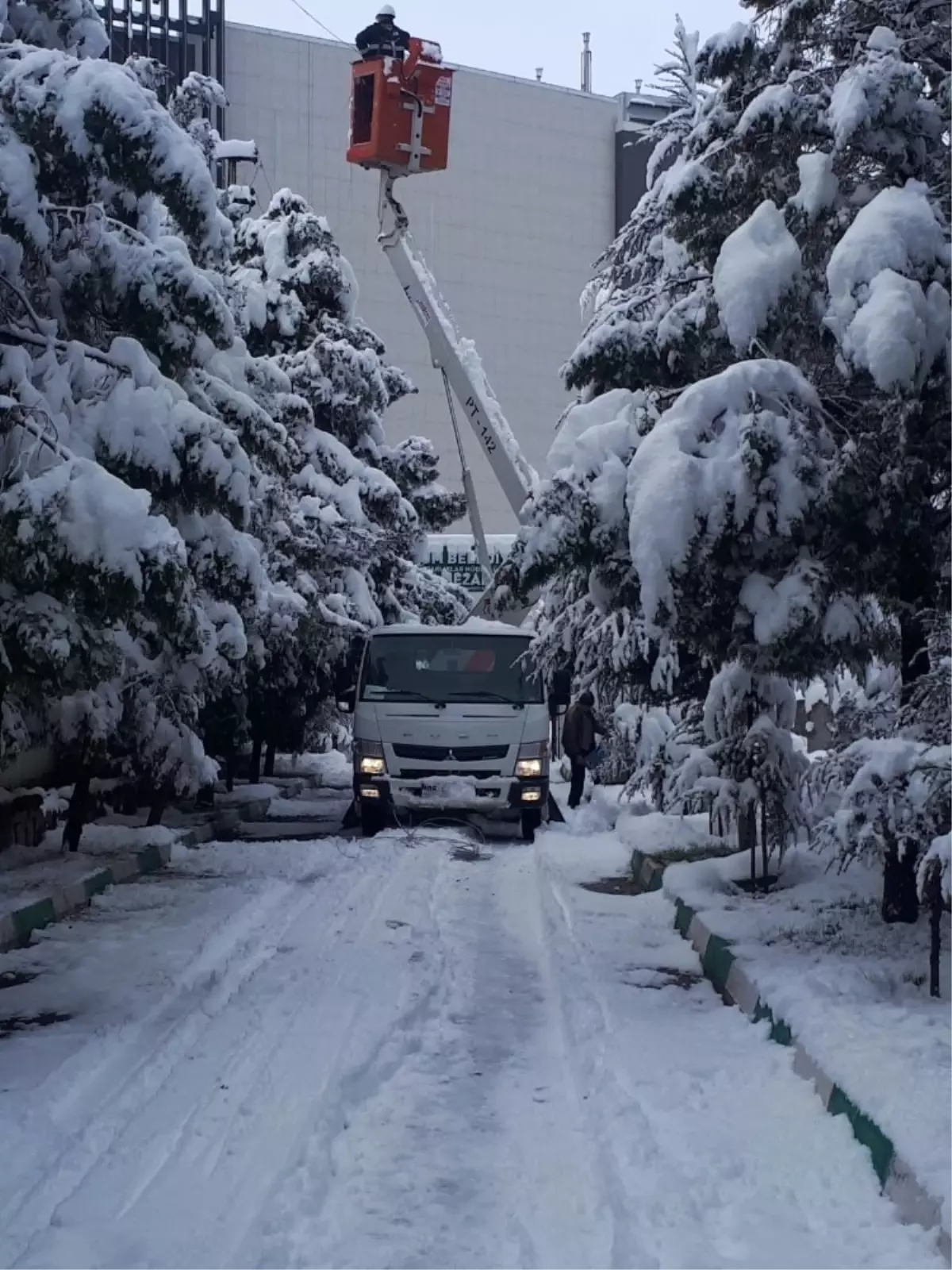 300 Ekip 176 Araçla Yoğun Kış Şartlarıyla Mücadele Ediyor