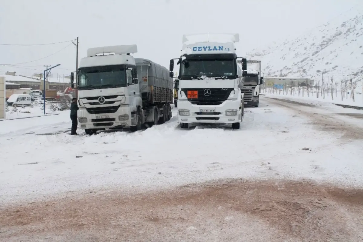 Bayburt\'ta Onlarca Tır Mahsur Kaldı