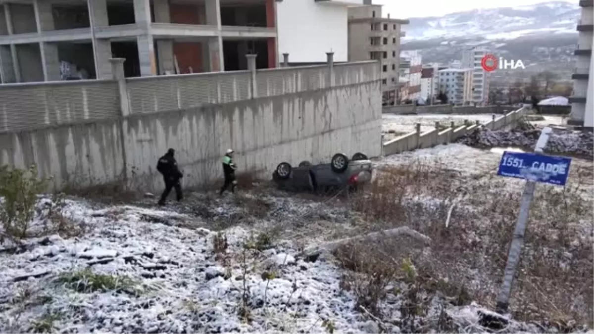 Buz Tutan Yolda Otomobiliyle Şarampole Yuvarlanan Kadın Öğretmen Ölümden Döndü