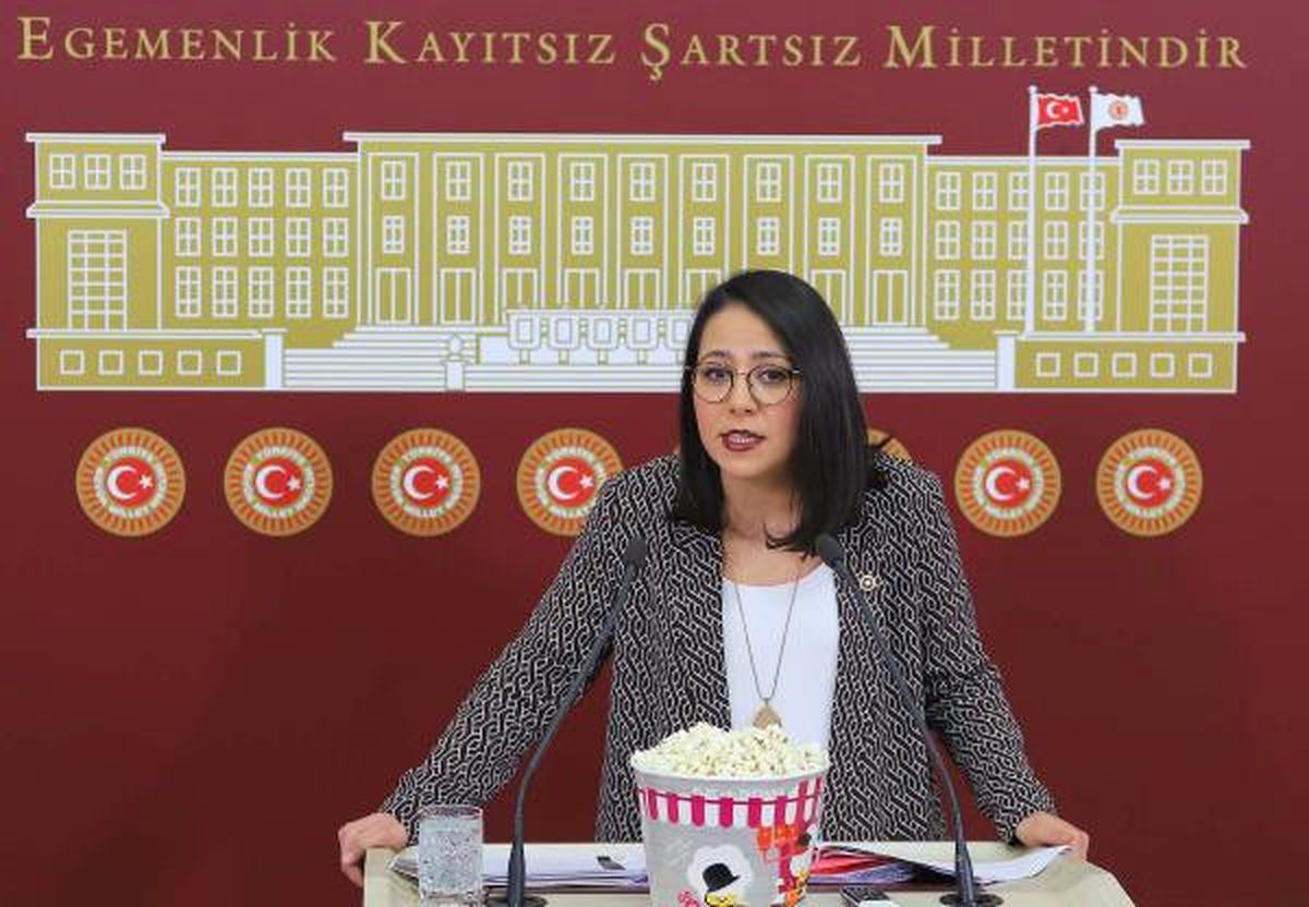 CHP\'li Milletvekili, Meclis\'teki Basın Toplantısına Patlamış Mısırla Geldi
