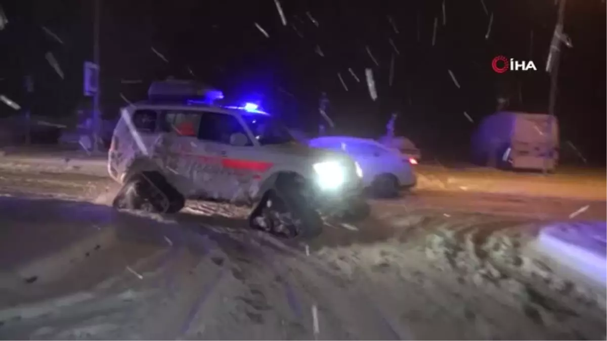 Doğum, Yolları Kapanan Köyde Kar Paletli Ambulansın İçinde Gerçekleşti