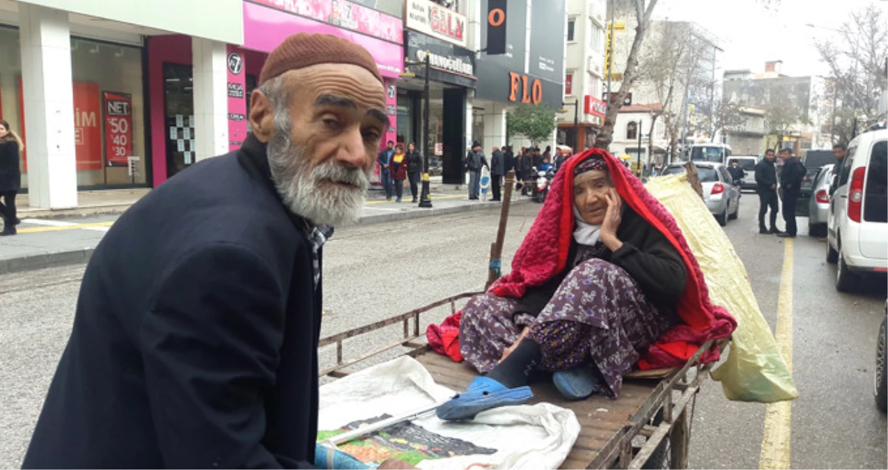 Dondurucu Soğukta Ayağında Terlikle, Kardeşini El Arabasında Taşıyan Dede Yürekleri Burktu