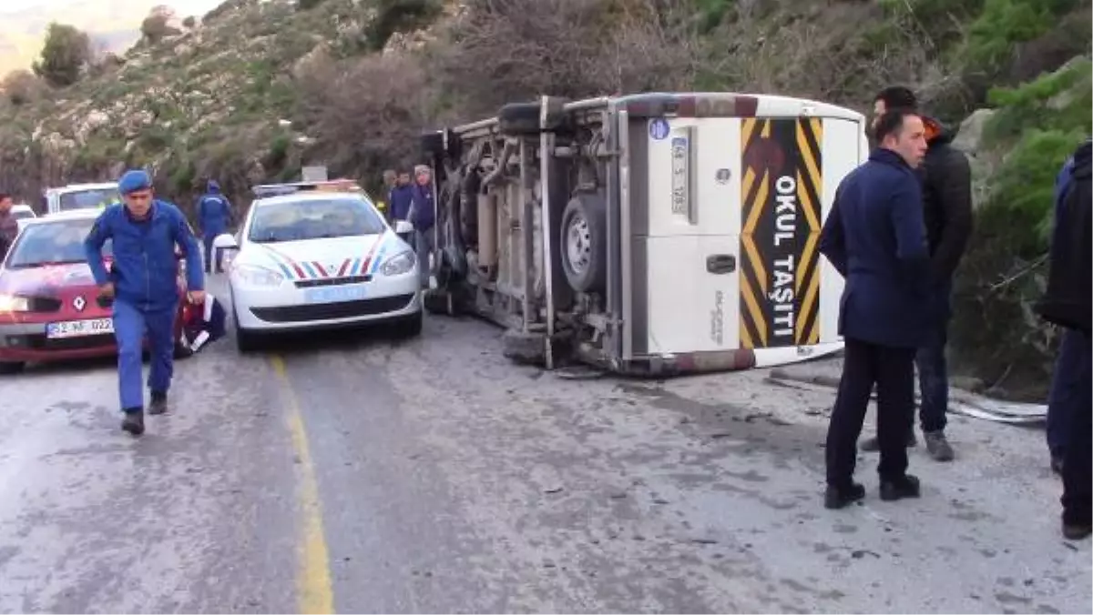 Emniyet Kemeri Takılı Olan 12 Öğrenci, Kazadan Yara Almadan Kurtuldu