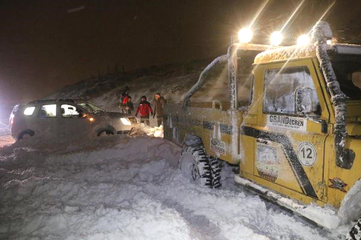 Erzincan\'da Dağda Kalan Aracı, Off-Road Ekibi Kurtardı