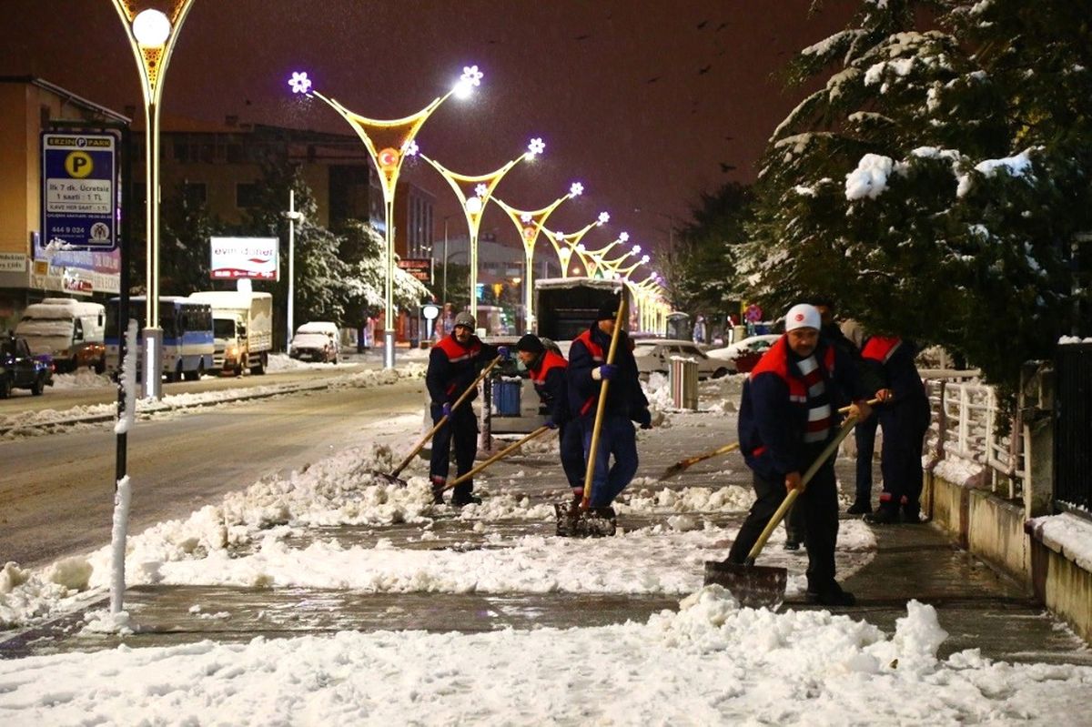 Erzincan\'da Karla Mücadele Ekiplerinden Yoğun Mesai