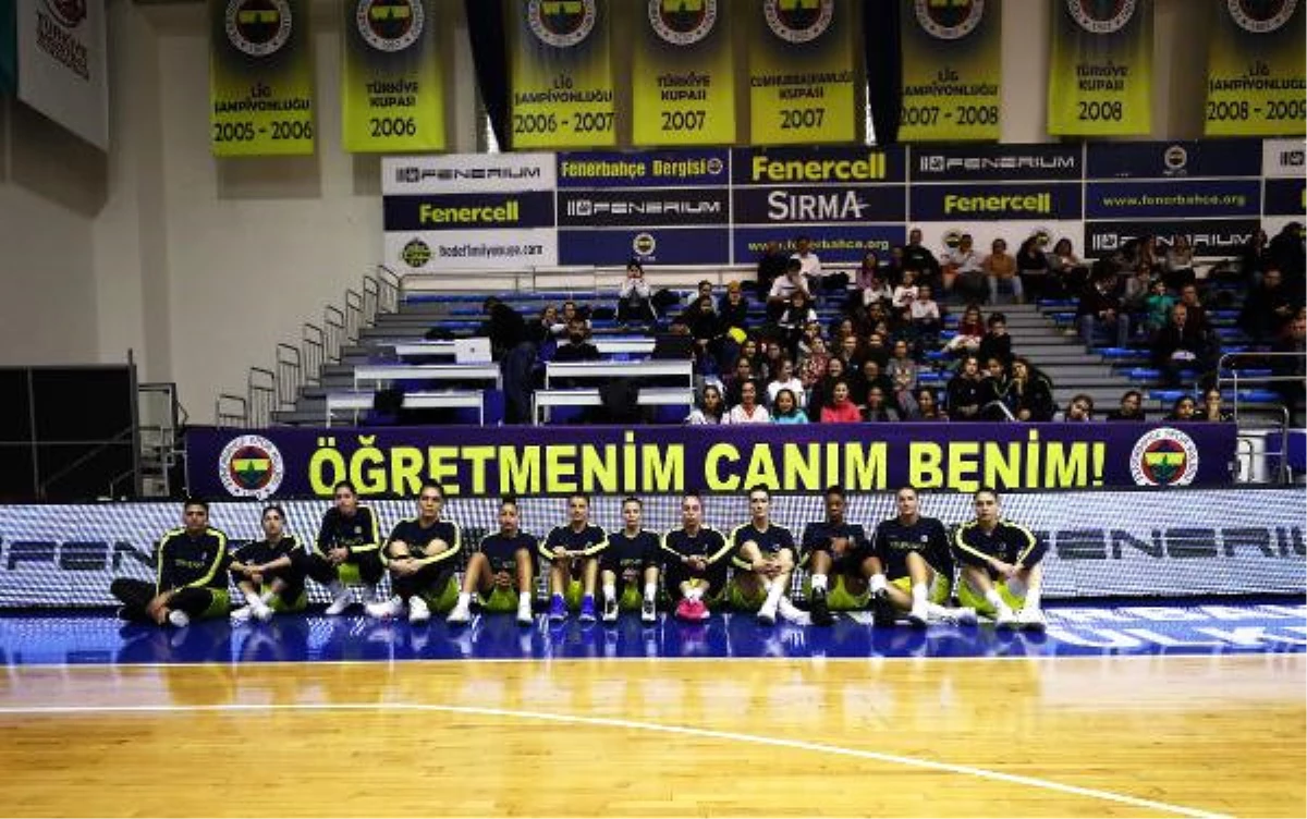 Fenerbahçe\'den Ceren Damar Şenel Pankartı