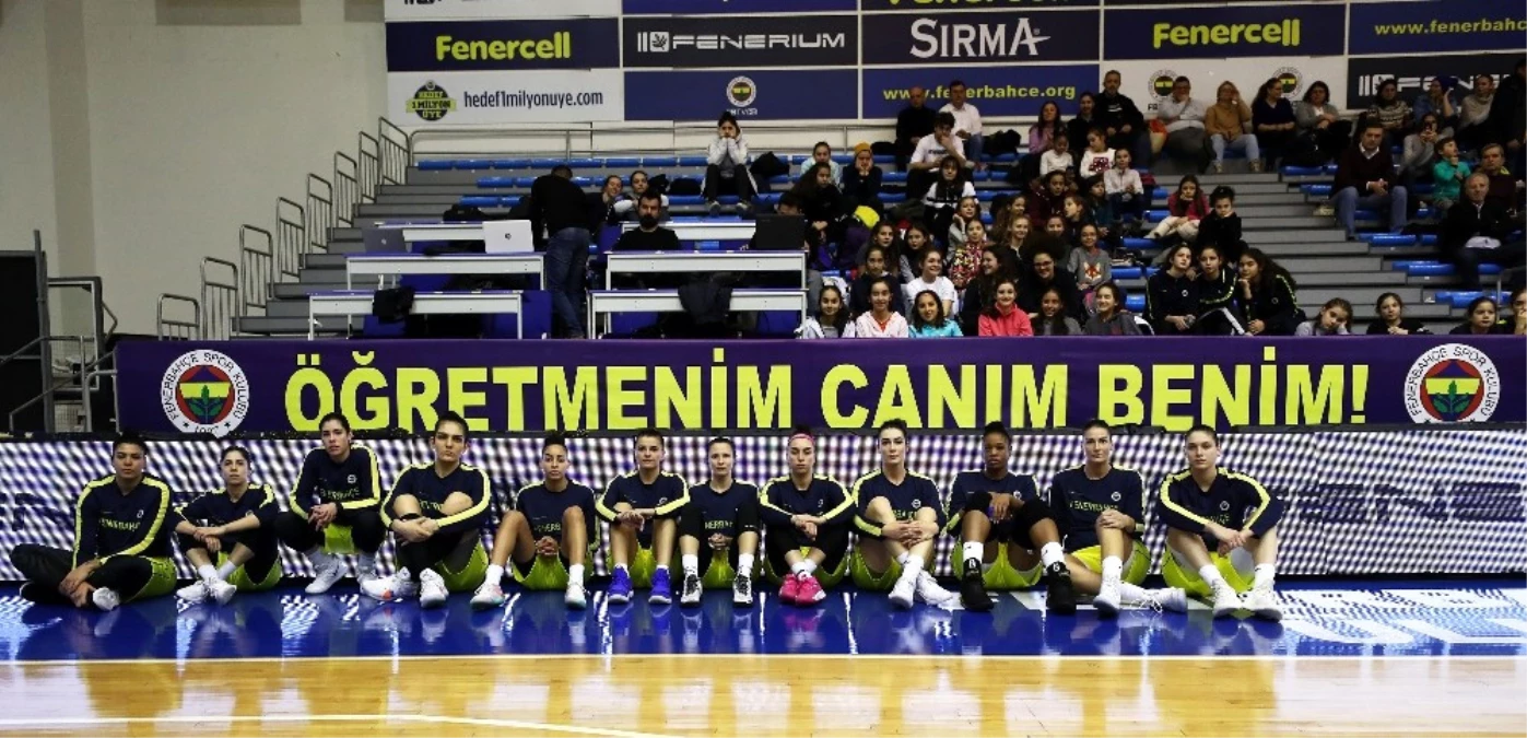 Fenerbahçe Hayatını Kaybeden Ceren Damar Şenel İçin Pankart Açtı