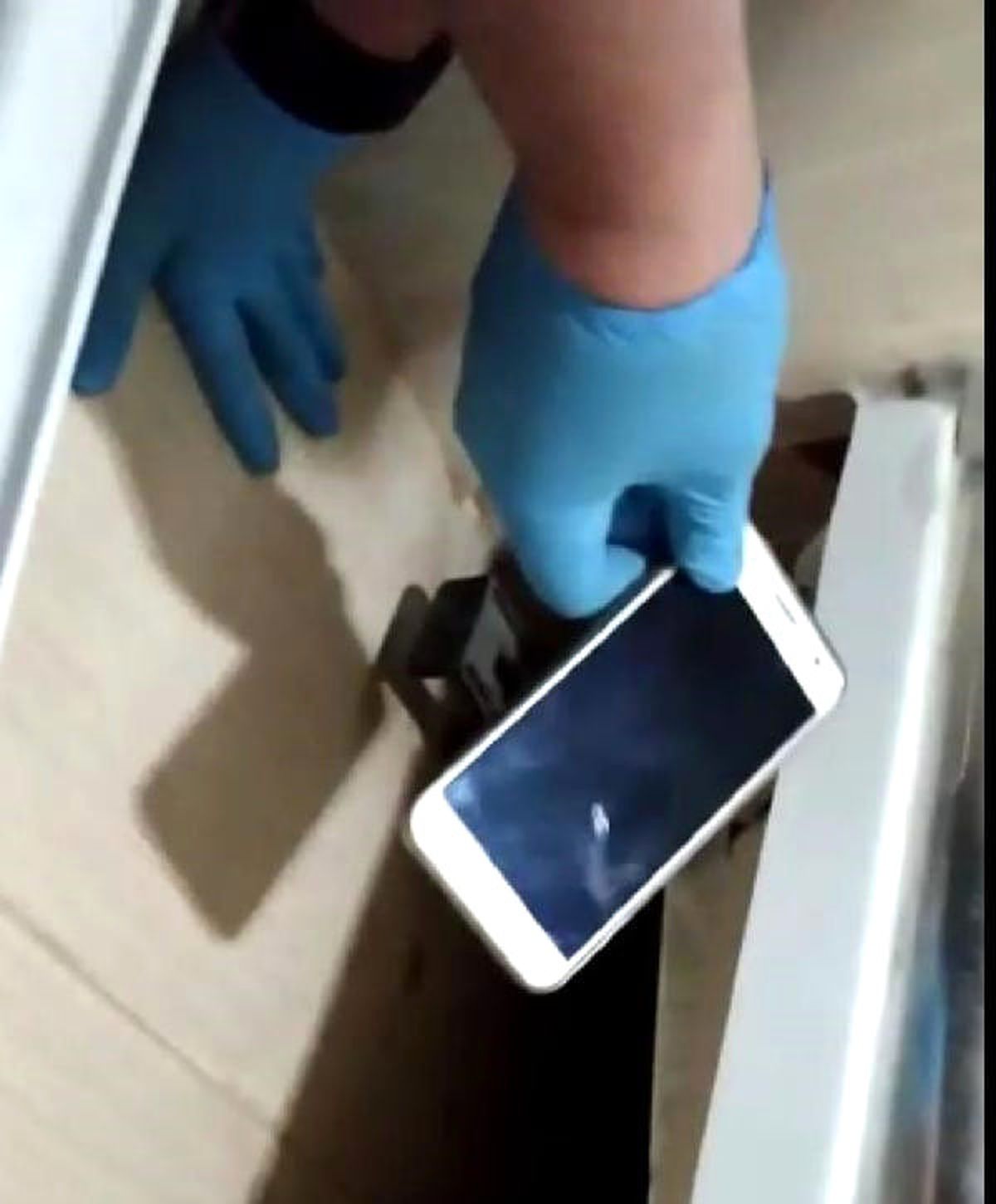 Gaybubet Evi\'nde Duş Kabininde Saklanan Cep Telefonu Bulundu