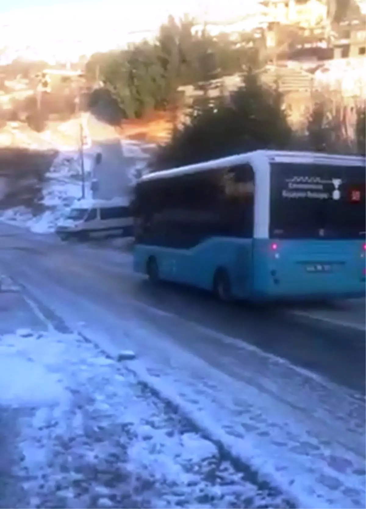 Halk Otobüsü Buzlu Yolda Metrelerce Sürüklendi