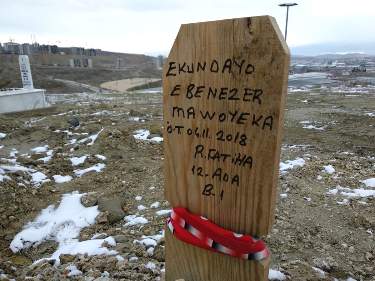 Hıristiyan Futbolcunun Mezar Taşına "R.fatiha" Yazdılar