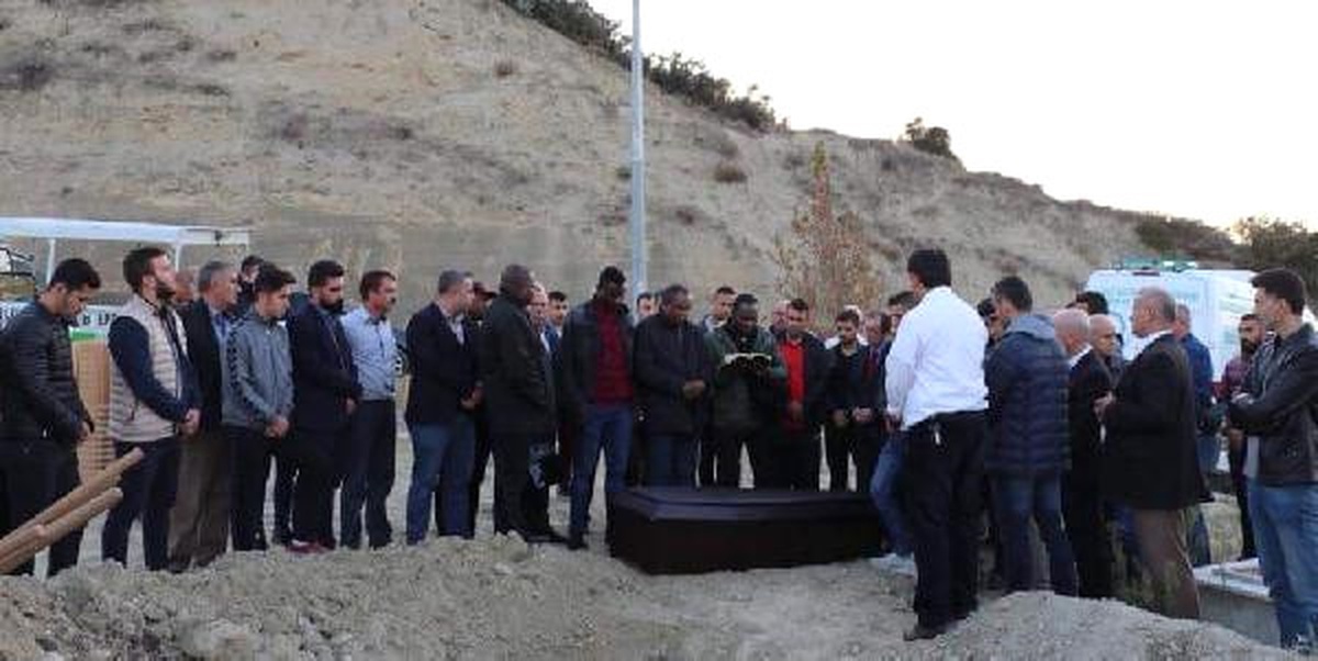 Hristiyan Futbolcunun Mezarına \'Ruhuna Fatiha\' Yazılı Tahta Dikilmiş