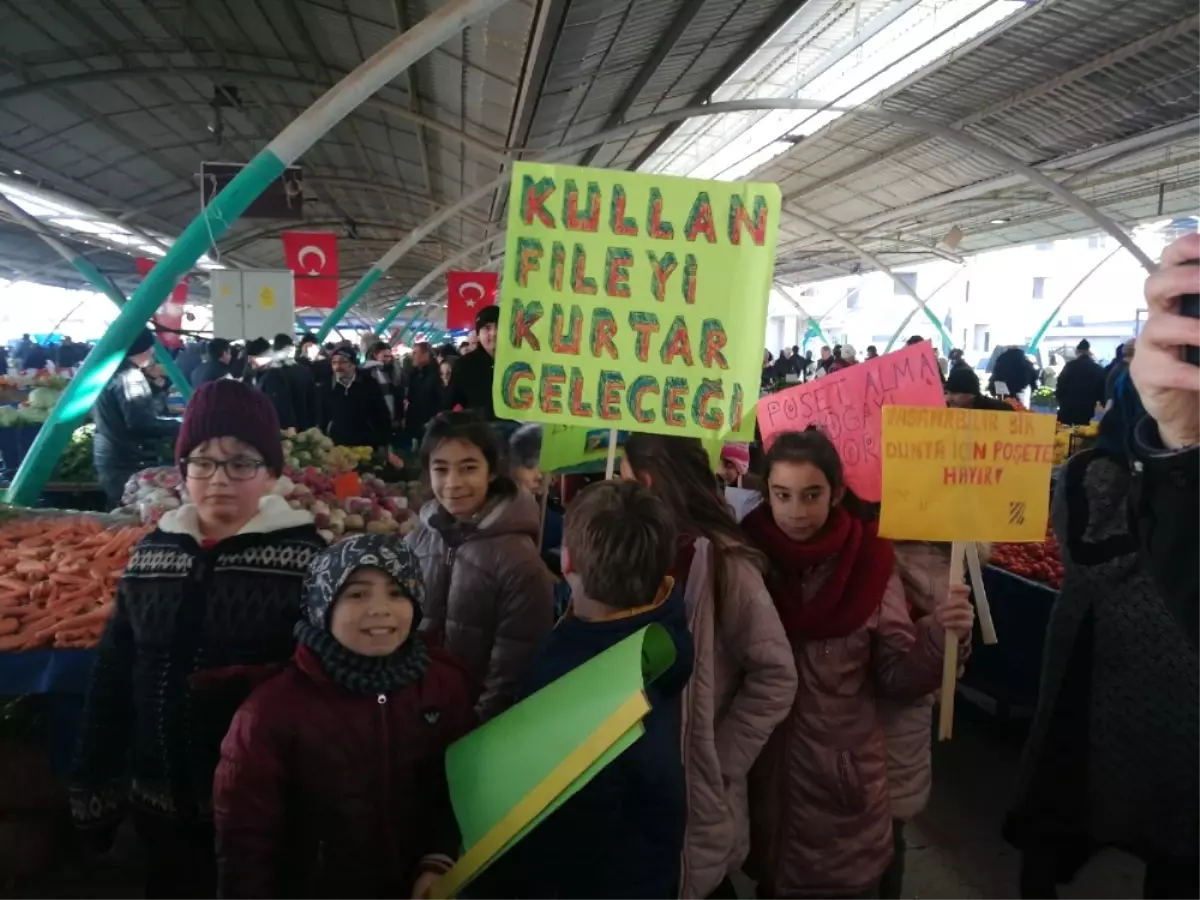 İlkokul Öğrencileri Yaptıkları Kağıt Poşetleri Pazarcılara Dağıttı