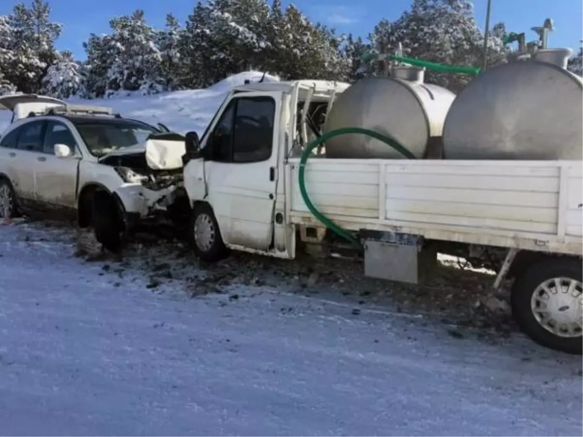 Kamyonet ile Otomobil Kafa Kafaya Çarpıştı: 5 Yaralı