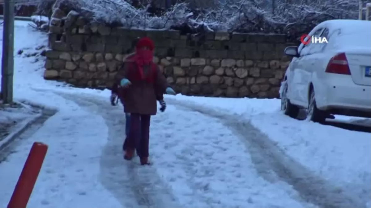 Kar Yağışına En Çok Çocuklar Sevindi...okul Müdürü Öğrenciler ile Kartopu Oynadı