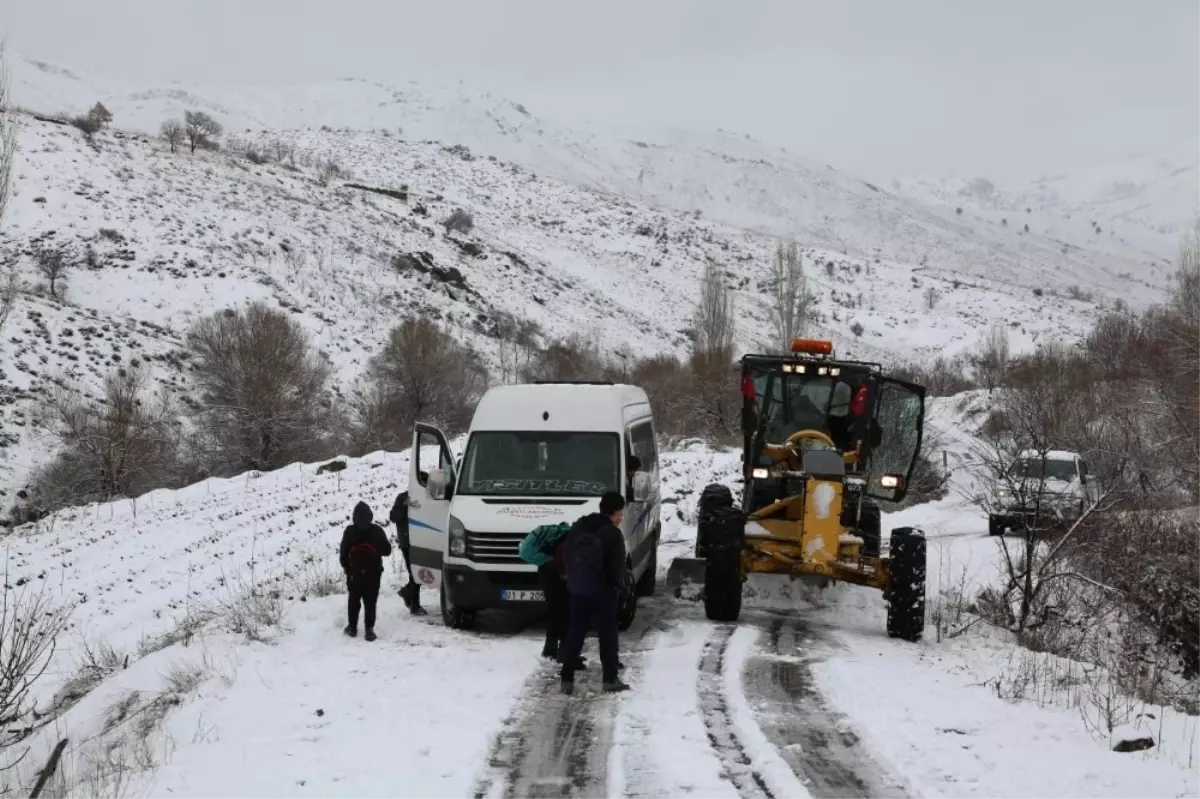 Karda Mahsur Kalan Öğrencilerin Yardımına Aski Ekipleri Koştu