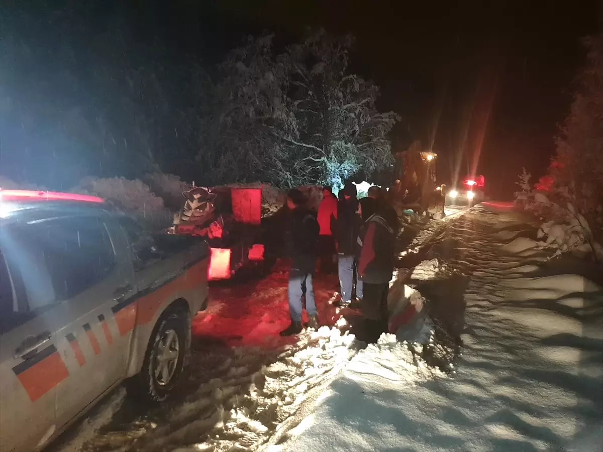 Karda Mahsur Kalan Pazarcıları Ekipler Kurtardı