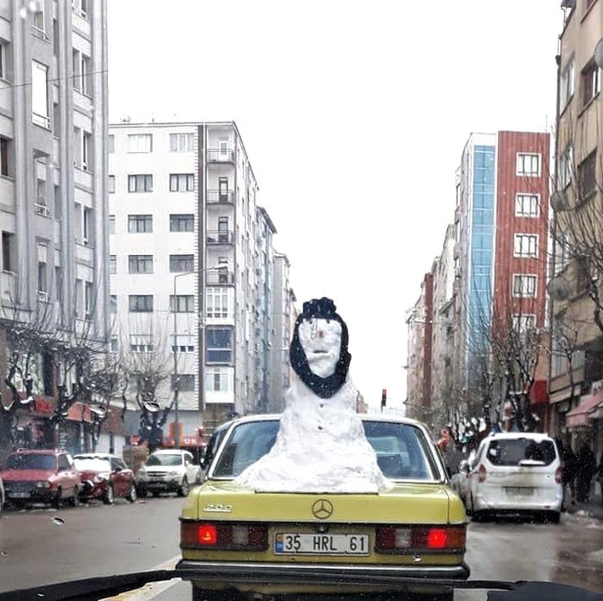 Kardan Adamlı Otomobil Trafikte İlgi Odağı Oldu