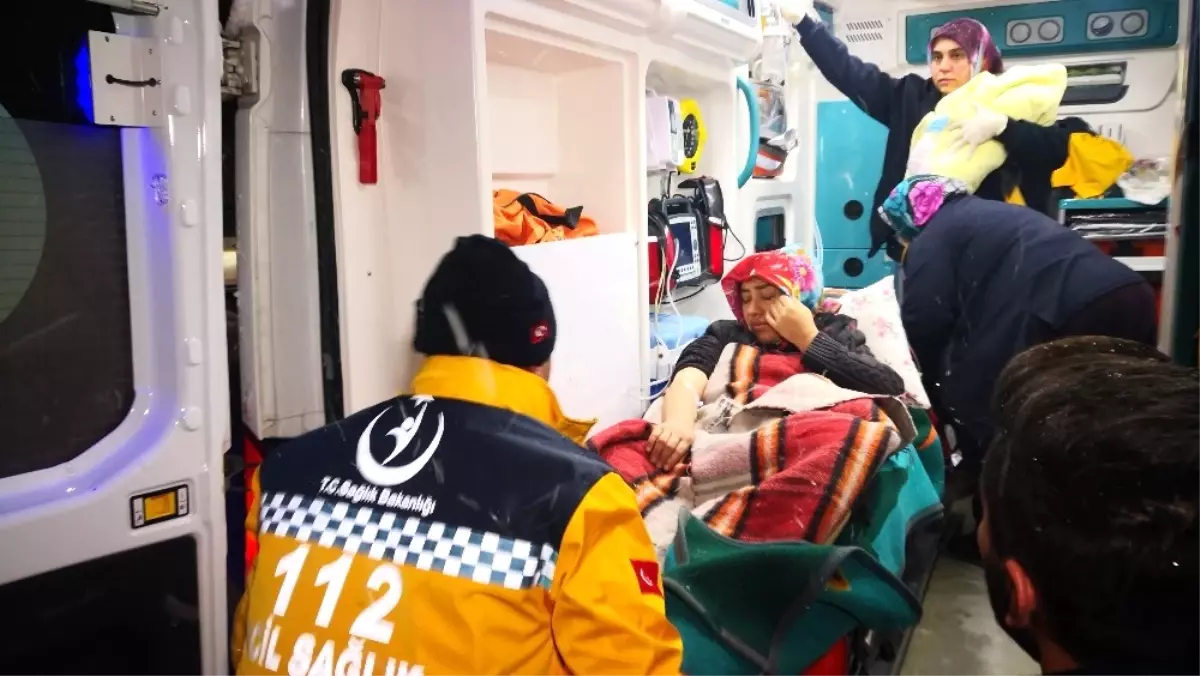 Kardan Yolları Kapanan Köyde Kar Paletli Ambulansta Doğum