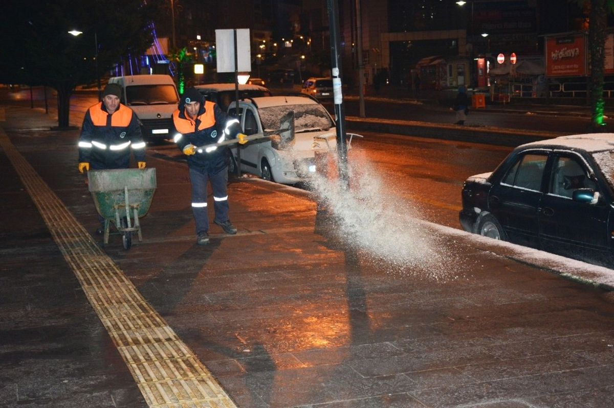 Kdz Ereğli Belediyesi Gece Boyu Tuzlama Yaptı
