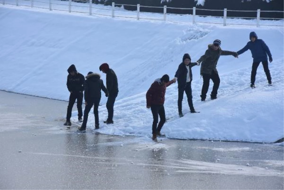 Öğrenciler El Ele Tutuşup, Buz Tutan Gölet Üzerinde Yürümeye Çalıştı