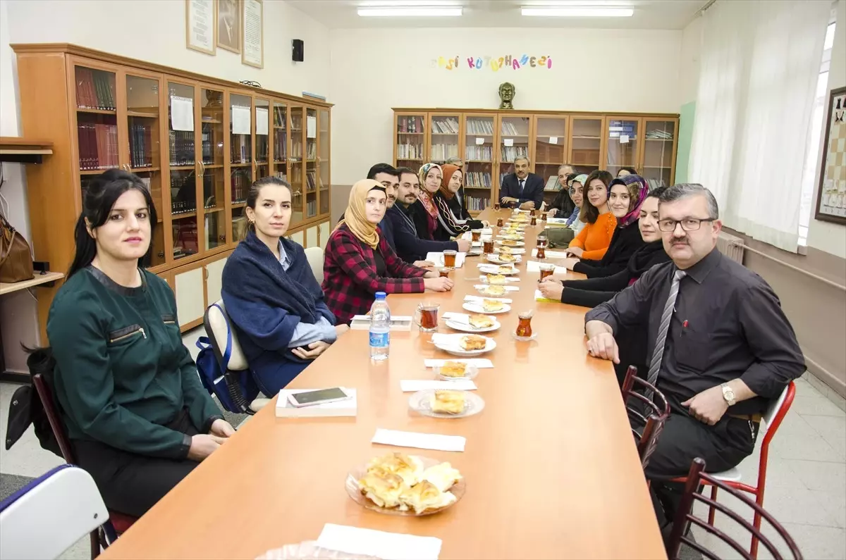 Öğrencileri İçin Kitap Okuyorlar