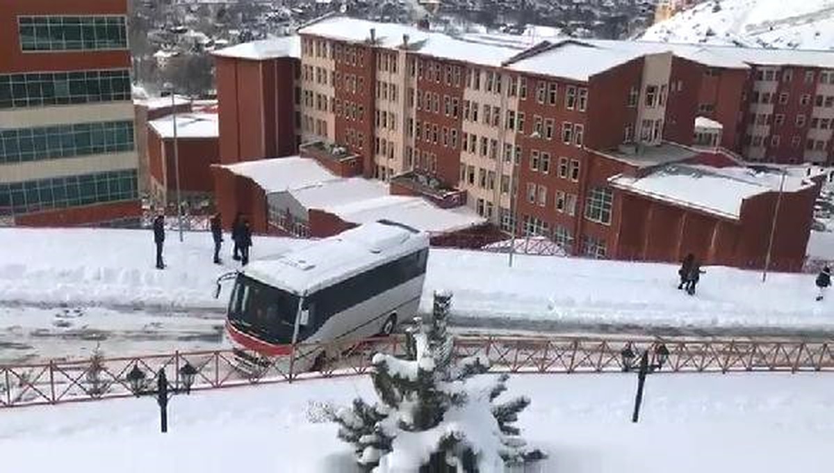 Öğrencileri Taşıyan Midibüsün Kayma Anı Kamerada