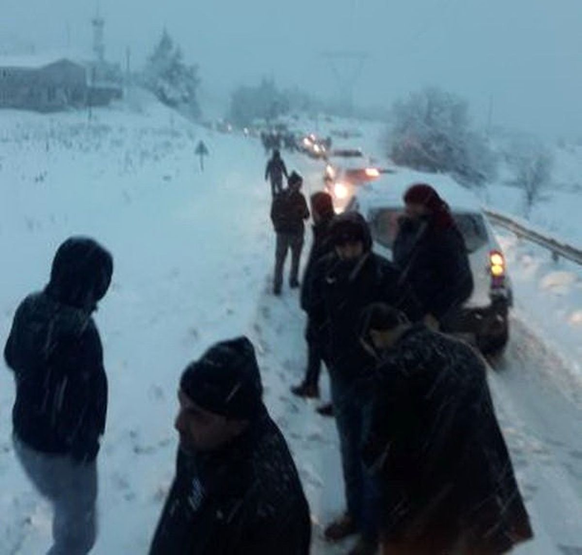 Onlarca Araç Karlı Yolda Mahsur Kaldı