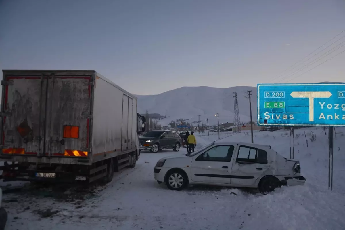 Otomobil Kamyona Çarptı: 3 Yaralı