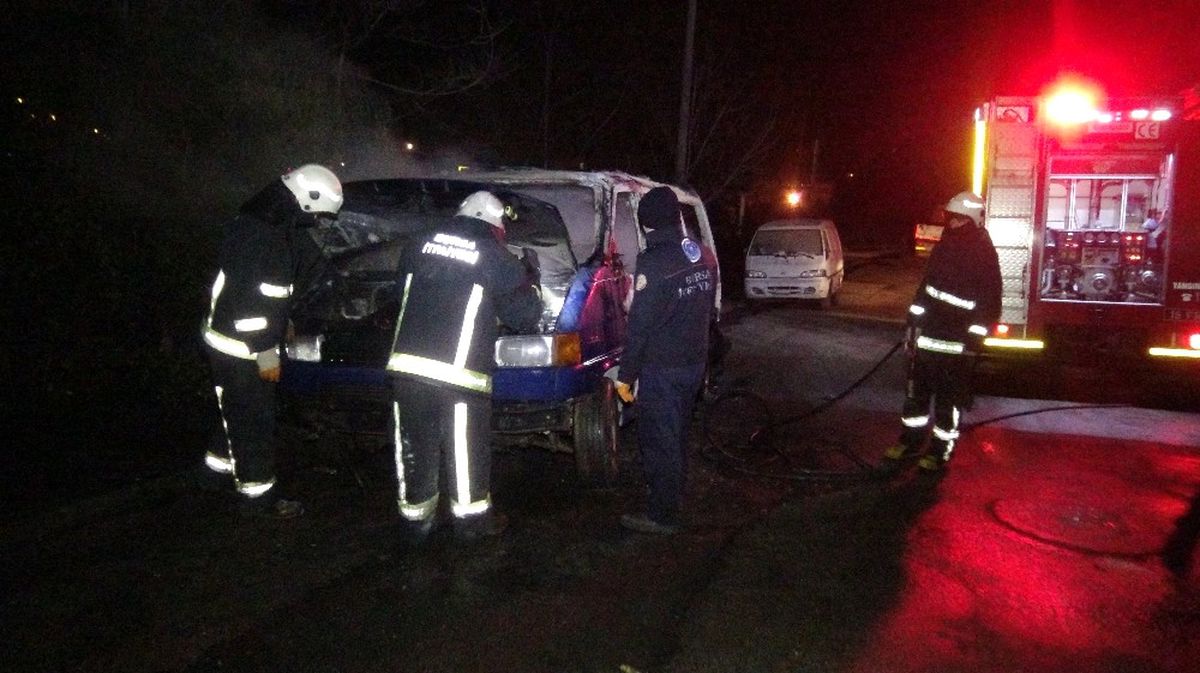 Park Halindeki Minibüs Yanarak Küle Döndü