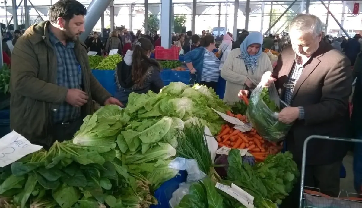 Pazarda Kışlık Sebze ve Meyveler İlgi Görüyor