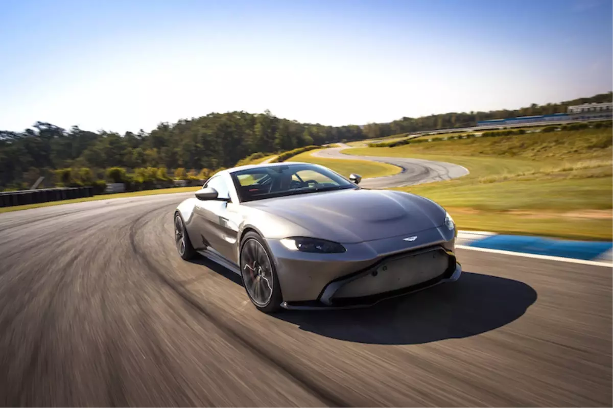 Renkli Aston Martin Vantage, Gümüş, Kırmızı, Lime Yeşili ve China Gri