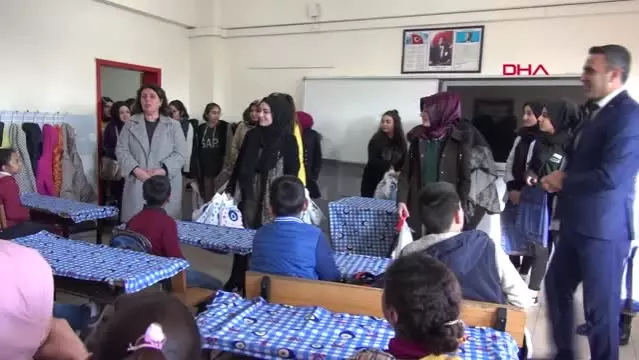 Şanlıurfa Evde Ördükleri Atkıları Okulda Çocuklara Dağıttılar Son Dakika