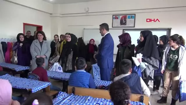 Şanlıurfa Evde Ördükleri Atkıları Okulda Çocuklara Dağıttılar Son Dakika