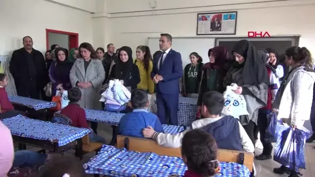 Şanlıurfa Evde Ördükleri Atkıları Okulda Çocuklara Dağıttılar Son Dakika