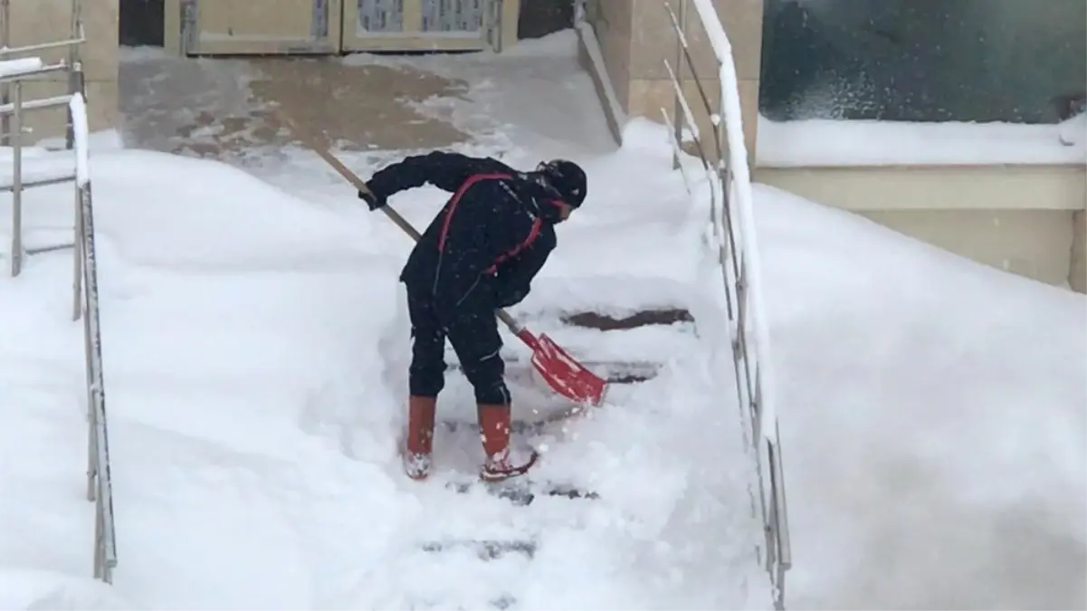 Sarıkamış Kara Teslim Oldu, Tırlar Yolda Kaldı