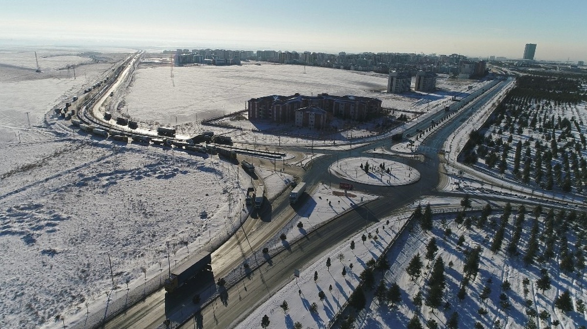 Şehirler Arası Yollar Tırlara Açıldı, Bekleyen Araçlar Havadan Görüntülendi