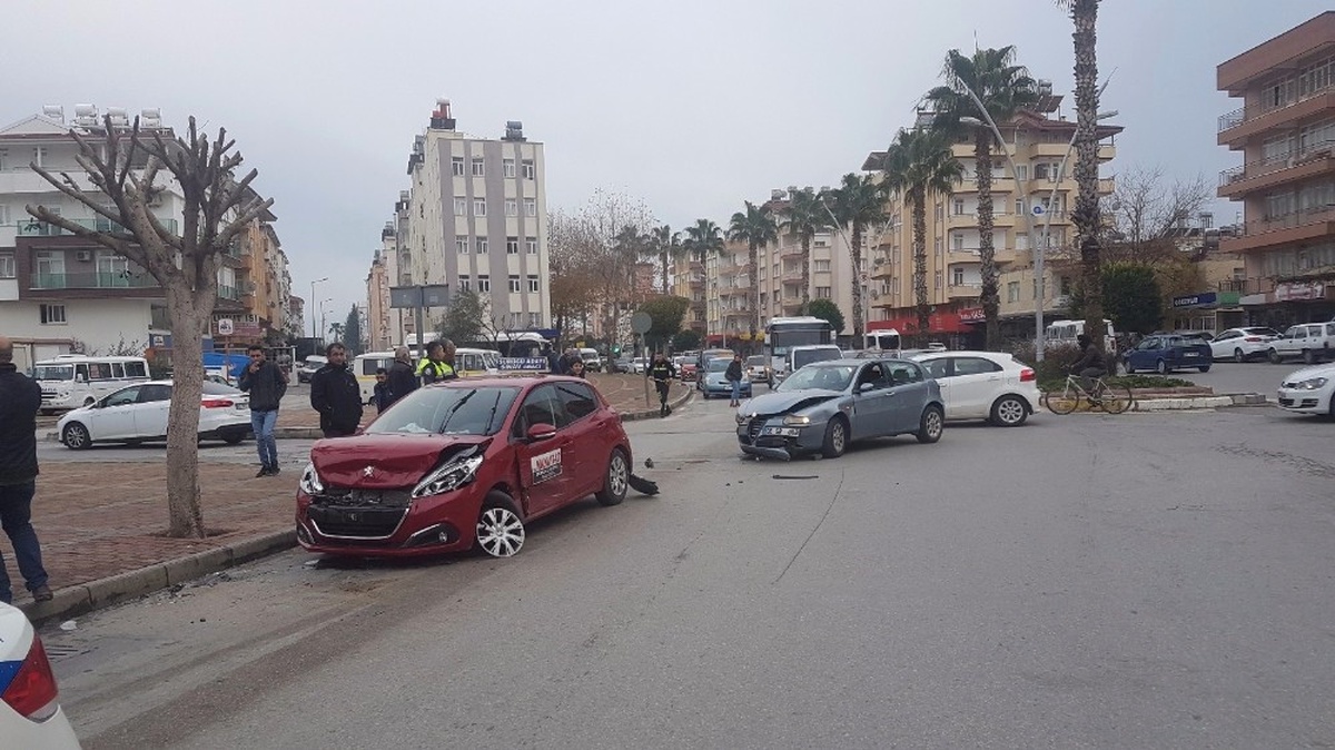 Sürücü Adayı Aracına Otomobil Çarptı: 1 Yaralı